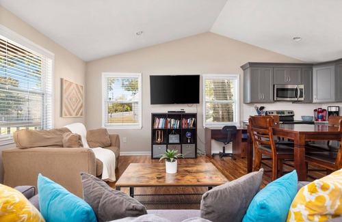 Shelby Hills House | D1403 - Budget Friendly Private Home Near Downtown, River and Shelby Park ~ Quiet Neighborhood