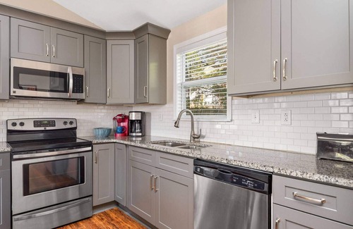 Shelby Hills House | D1403 - Budget Friendly Private Home Near Downtown, River and Shelby Park ~ Quiet Neighborhood