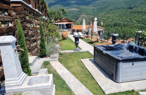 Casola in Lunigiana House | " DA ERCOLE " LUXURY HOLIDAY HOME WITH SWIMMING POOL, JACUZZI AND GARDEN.