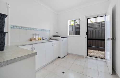 Kewarra Beach House | Da White Beachfront House Entertainer near Palm Cove Cairns