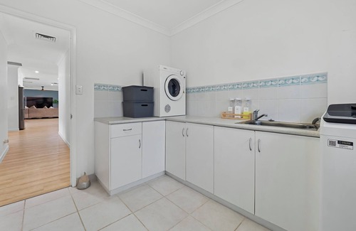 Kewarra Beach House | Da White Beachfront House Entertainer near Palm Cove Cairns
