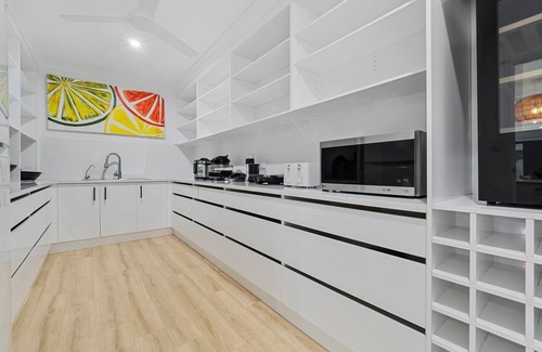 Kewarra Beach House | Da White Beachfront House Entertainer near Palm Cove Cairns