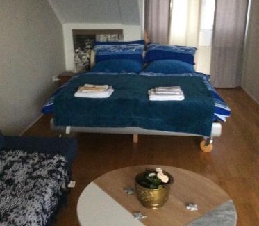 Nippes House | Dachstudio mit Bad und Terasse