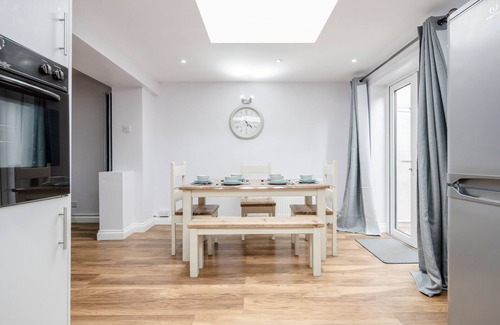 River House | Dagenham Dream House - 4 Bedrooms