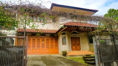 Dago Villa | Dago Asri House (3 Bedrooms, 6 Pax, 500m2)