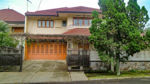 Dago Villa | Dago Asri House (3 Bedrooms, 6 Pax, 500m2)
