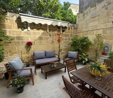 Paola Apartment | Dahlia apartment - Paola Modern Townhouse