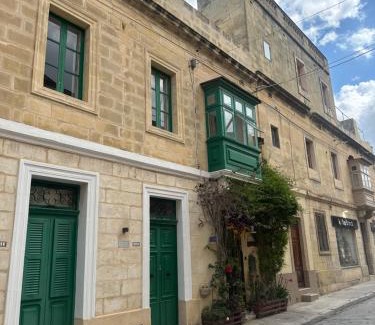Paola Apartment | Dahlia apartment - Paola Modern Townhouse