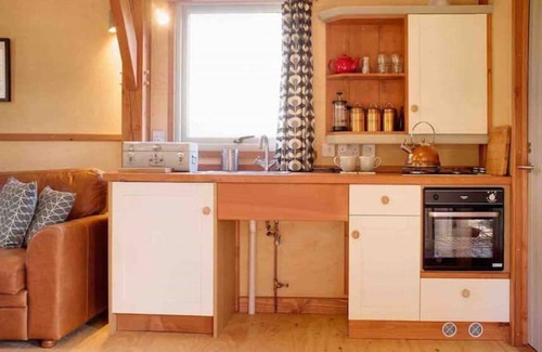 Exeter Ski Chalet | Daisy-a romantic logcabin hiding amongst the trees