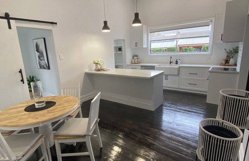 Golden Square House | Daisy Cottage - 4 bedrooms, Close to CBD