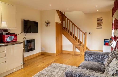 Newton in Furness Cottage | Daisy Cottage - One-bed cottage with hot tub, walk to the beach.