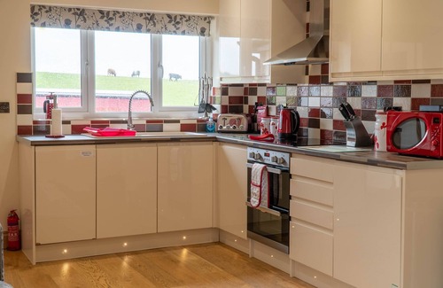 Newton in Furness Cottage | Daisy Cottage - One-bed cottage with hot tub, walk to the beach.