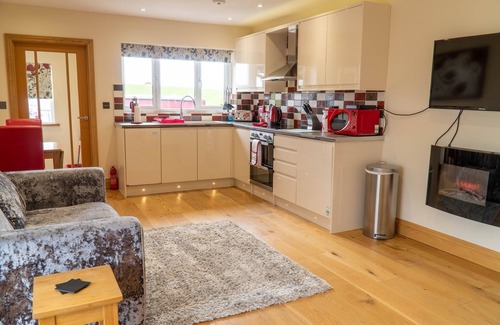Newton in Furness Cottage | Daisy Cottage - One-bed cottage with hot tub, walk to the beach.