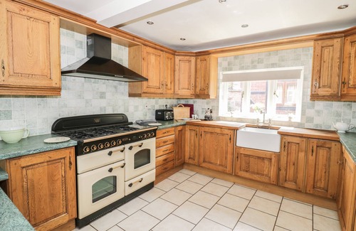 Upper Sapey Cottage | DAISY COTTAGE, pet friendly, with a garden in Hanley William