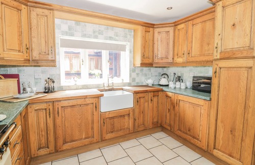 Upper Sapey Cottage | DAISY COTTAGE, pet friendly, with a garden in Hanley William