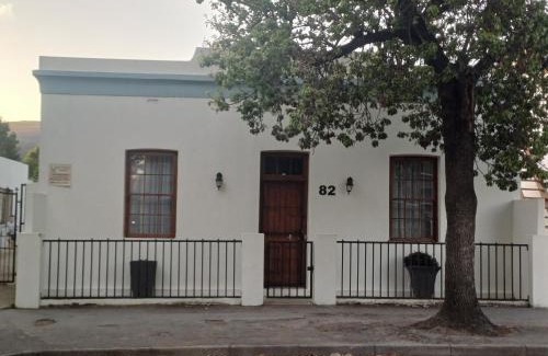 Robertson Apartment | Daisy House Accommodation