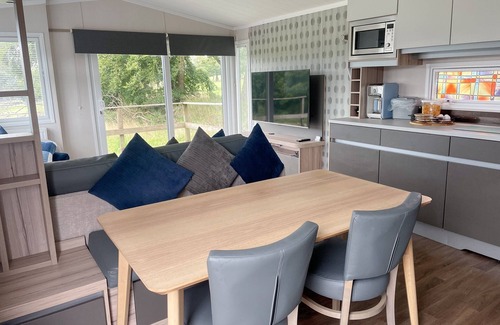 Falkirk Ski Chalet | Daisy's Den 3 Bedroom Lodge With large Patio, Hot Tub