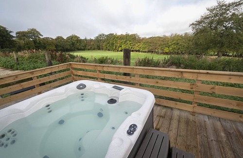 Falkirk Ski Chalet | Daisy's Den 3 Bedroom Lodge With large Patio, Hot Tub