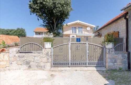 Primorski Dolac House | Dalmatian village charm - spacious villa with pool near Trogir
