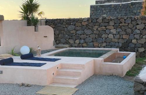 Pantelleria House | Dammuso Elisir Rosa - Jacuzzi e Giardino Privati