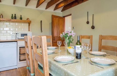 St Brides House | Dan y Garn, Holiday Home Nr Whitesands, Sleeps 5, 3 bedrooms, bathrooms