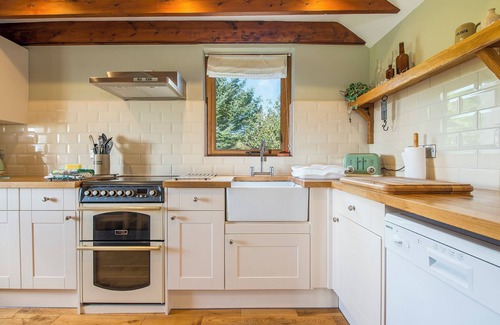 St Brides House | Dan y Garn, Holiday Home Nr Whitesands, Sleeps 5, 3 bedrooms, bathrooms