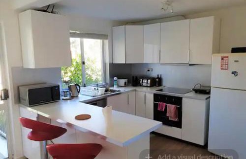 Turner House | Dana-Private Room in 3-Bedroom Apartment-1