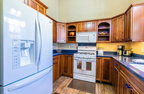 Royal Hawaiian Estates House | Dancing Volcano Estate - sleeps 8 Near Hawaii Volcanoes National Park