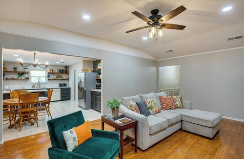 Waxahachie House | Darling Waxahachie Home w/Yard & Fire Pit!