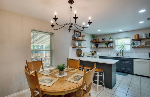 Waxahachie House | Darling Waxahachie Home w/Yard & Fire Pit!