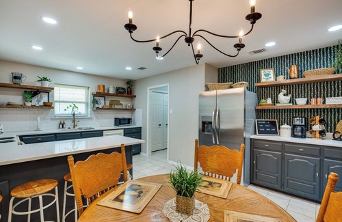 Waxahachie House | Darling Waxahachie Home w/Yard & Fire Pit!