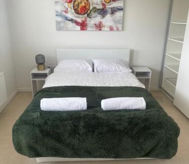 Stone House | Dartford 4 Beds Sleeps 8 near Bluewater and M25