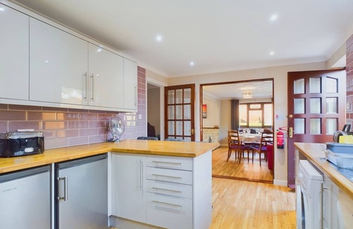 Totland Bay House | Dartmouth House - Bayside