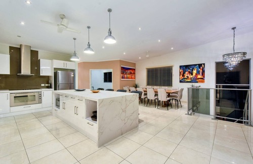 Stuart Park House | Darwin City Lights - city skyline views and jacuzzi