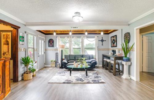 Alvarado Apartment | Day Trip to Dallas Alvarado Apt with Shared Yard