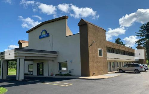 Bellville Hotel | Days Inn by Wyndham Bellville Mansfield