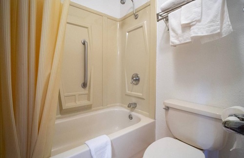 Clinton Hotel | Days Inn by Wyndham Clinton
