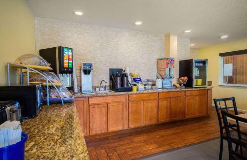 Evansdale Hotel | Days Inn by Wyndham Evansdale Waterloo
