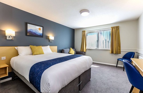 Fleet Hotel | Days Inn by Wyndham Fleet M3