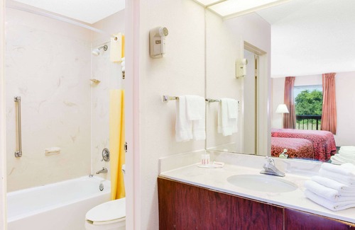 Greenville Hotel | Days Inn by Wyndham Greenville MS