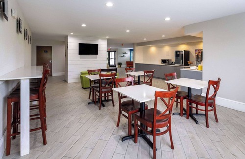 Louisburg Hotel | Days Inn by Wyndham Louisburg