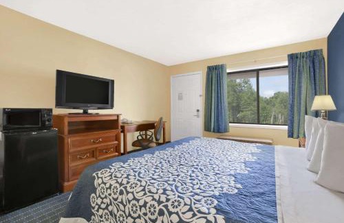 New Hampton Hotel | Days Inn by Wyndham Middletown