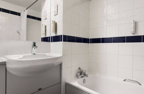 Chesterton Green Hotel | Days Inn by Wyndham Warwick North M40