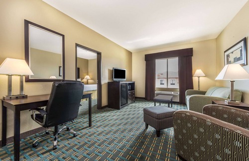 Mineral Wells Hotel | Days Inn & Suites by Wyndham Mineral Wells