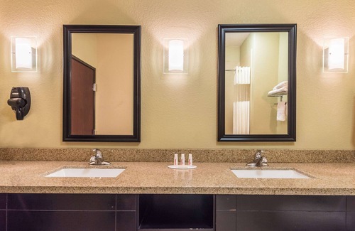 Mineral Wells Hotel | Days Inn & Suites by Wyndham Mineral Wells