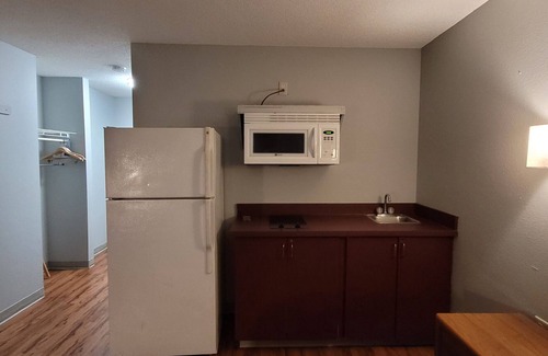 Williamsburg Hotel | Days Inn & Suites by Wyndham Williamsburg IA North