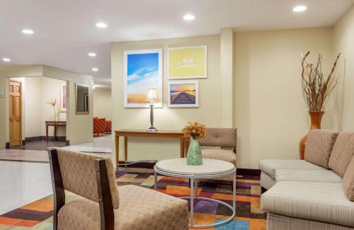 Bloomington Hotel | Days Inn & Suites by Wyndham Bloomington/Normal IL