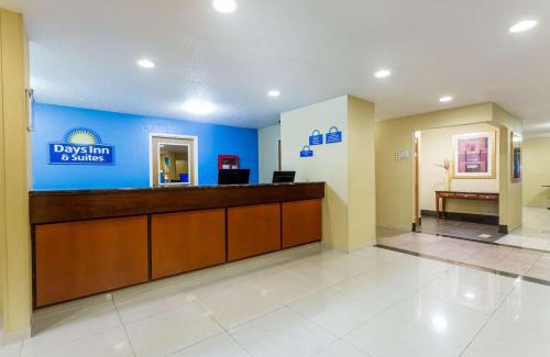 Bloomington Hotel | Days Inn & Suites by Wyndham Bloomington/Normal IL