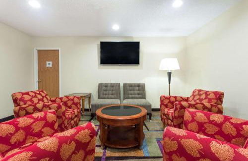 Bloomington Hotel | Days Inn & Suites by Wyndham Bloomington/Normal IL