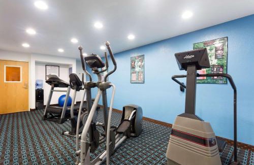Bloomington Hotel | Days Inn & Suites by Wyndham Bloomington/Normal IL